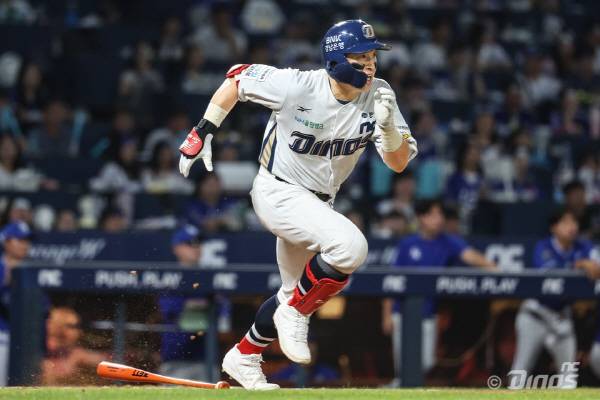 31일 NC 다이노스는 한화와 트레이드로 손아섭 선수를 내주는 드래프트를 단행했다. 사진은 올 시즌 타석에서 안타를 친 뒤 출루하는 손아섭 모습. NC 다이노스 제공