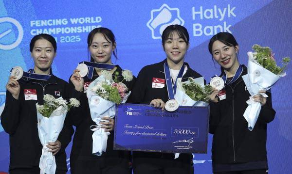 세계선수권대회 여자 사브르 단체전에서 은메달을 딴 한국대표팀 선수들이 미소를 띠고 있다. EPA 연합뉴스