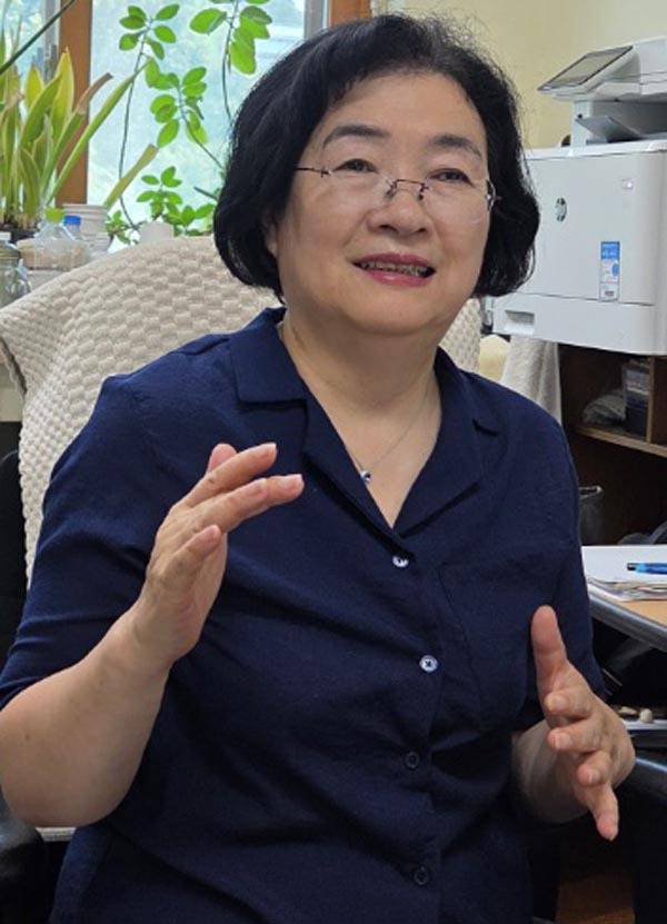 경상국립대 응용생명과학부 김명옥 교수가 알츠하이머병의 예방과 치료가 동시에 가능한 차세대 백신 개발 과정을 설명하고 있다.