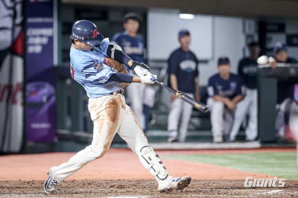 31일 부산 사직구장에서 열린 NC와 3연전 마지막 경기에서 롯데 손호영이 만루 홈런을 치고 있다. 롯데 자이언츠 제공