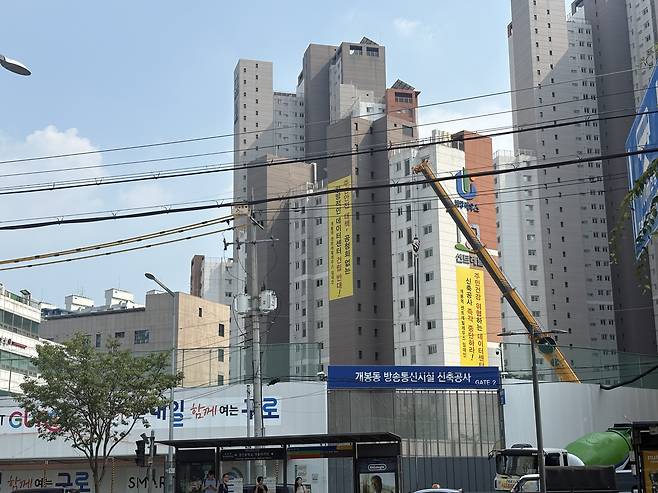 Construction continues on July 25 at a KT Cloud-operated data center in Guro District, western Seoul. Protest banners are plastered across nearby apartment buildings overlooking the site. [LEE JAE-LIM]