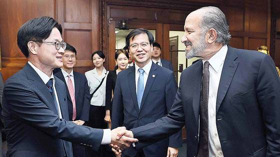 Ministry of Trade, Industry and Energy Kim Jung-kwan, left, greets U.S. Commerce Secretary Howard Lutnick for a tariff meeting in Washington, on July 25. [NEWS1]