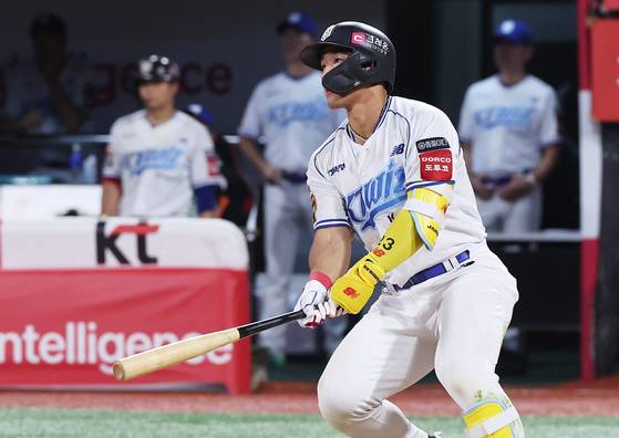 KT Wiz outfielder Ahn Hyun-min hits a single during a KBO game against the Hanwha Eagles at Suwon KT Wiz Park in Suwon, Gyeonggi on July 20. [YONHAP]