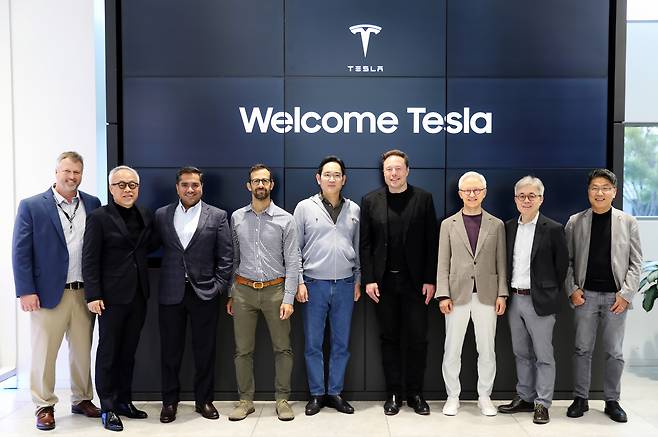 Samsung Electronics Executive Chairman Lee Jae-yong, fifth from right, and Tesla CEO Elon Musk, sixth from right, pose for a photo at Samsung Electronics Device Solutions America semiconductor research facility in the United States on May 10, 2023. [SAMSUNG ELECTRONICS]