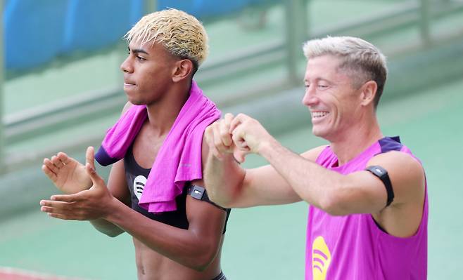 라민 야말과 로베르트 레반도프스키. 연합뉴스