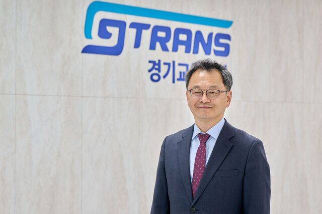 민경선 경기교통공사 사장이 회사 로고 앞에서 포즈를 취하고 있다. 민 사장은 “경기도민이 보다 편리하고 안전한 교통 환경을 누릴 수 있도록 최선을 다하겠다”고 말했다. 경기교통공사 제공
