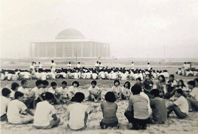 1974년 열린 ‘엑스플로74’ 참가자들이 서울 여의도광장에 둘러앉아 선교훈련 교육을 받고 있다. 국민일보DB