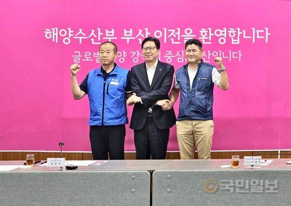 박형준 부산시장(가운데)이 31일 시청을 방문한 윤병철 대한민국공무원노동조합총연맹 해양수산부지부 위원장(왼쪽), 이상국 전국공무원노조 지부장(오른쪽)과 기념촬영하고 있다. 이날 환담에서는 해수부 부산 이전에 따른 정주 여건 개선과 협력 방안이 논의됐다.