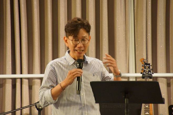 김보성 울산 신정교회 목사가 지난 27일 경주 켄싱턴리조트에서 열린 호산나교회 고등부 여름 수련회에서 강의를 하고 있다.