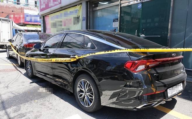 30일 오전 11시 45분께 대전 중구 한 지하차도 근처에서 전 연인을 살해한 혐의를 받는 A(20대)씨가 도주 약 24시간 만에 긴급체포 됐다. 사진은 A씨가 도주에 이용한 렌터카 주변으로 폴리스라인이 처져 있는 모습. 연합뉴스