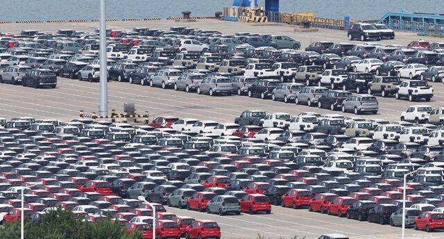 미국에 수출하는 한국산 자동차 관세가 15%로 확정됐다. 글로벌 자동차시장에서 경쟁하는 일본, 유럽과 동일 선상에 서게 됐다. 한·미 관세 협상이 타결된 31일 경기도 평택시 포승읍 평택항에 수출을 기다리는 차량이 열을 맞춰 서 있다. 연합뉴스