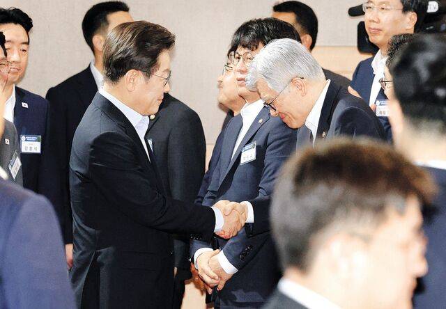 이재명 대통령이 31일 ‘국민주권시대, 공직자의 길’ 주제로 서울 종로구 정부서울청사에서 열린 고위 공직자 워크숍에 입장하며 최동석 인사혁신처장과 인사하고 있다. 최 처장은 과거 부적절한 발언이 연일 새로 드러나며 여당 내에서도 비판을 받고 있다. 김지훈 기자