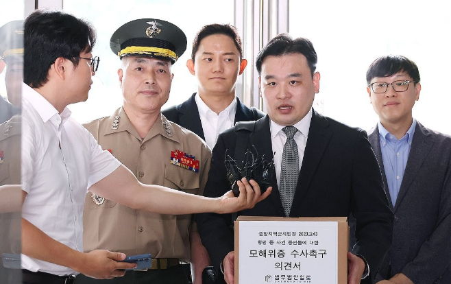 서울 서초구 순직해병특검 사무실에 참고인 신분으로 출석한 박정훈 대령과 변호인