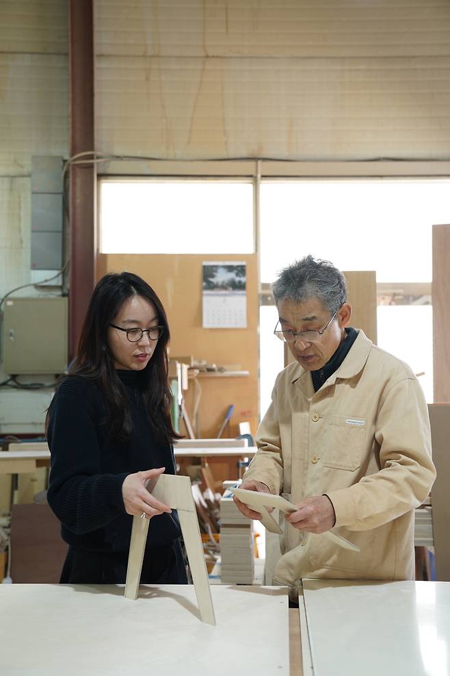 정영은 언커먼하우스 대표(왼쪽)와 부친인 정명희 언커먼하우스 제작소장이 가구 디자인에 대해 논의하고 있다. [언커먼하우스]