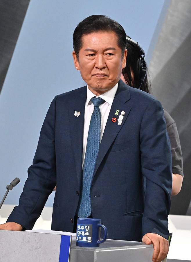 정청래 더불어민주당 당대표 후보가 지난 27일 서울 여의도 KBS 신관 공개홀에서 열린 TV토론회에 참석해 시작을 기다리고 있다. [국회사진기자단]