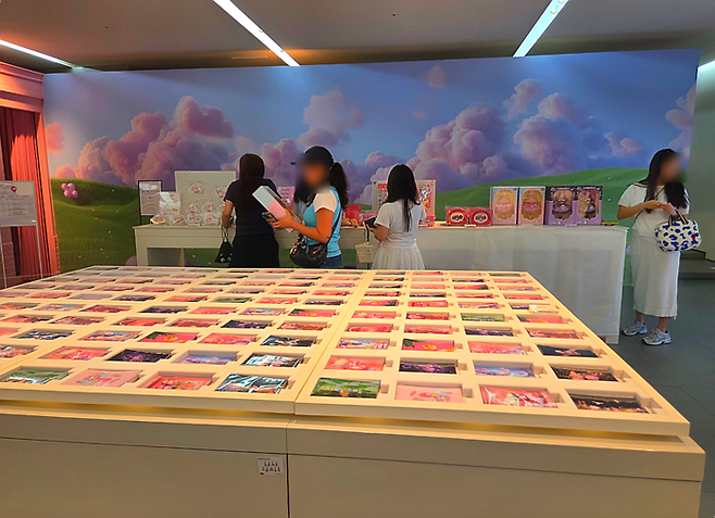 호텔 플로리아 전시 구경 후 기획 상품을 구경하고 있는 관람객들 / 사진=김혜성 여행+ 기자