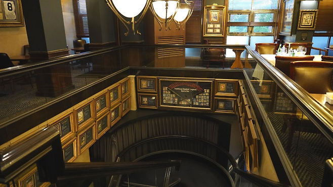 2층 스포츠 바 ‘양스 앤 메츠(Yanks & Mettz)’로 올라가는 계단/사진=김지은 여행+ 기자