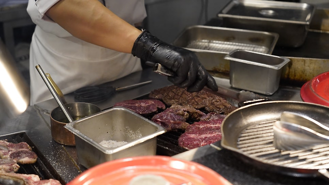 실시간으로 구워주는 채끝 등심 스테이크/사진=김지은 여행+ 기자