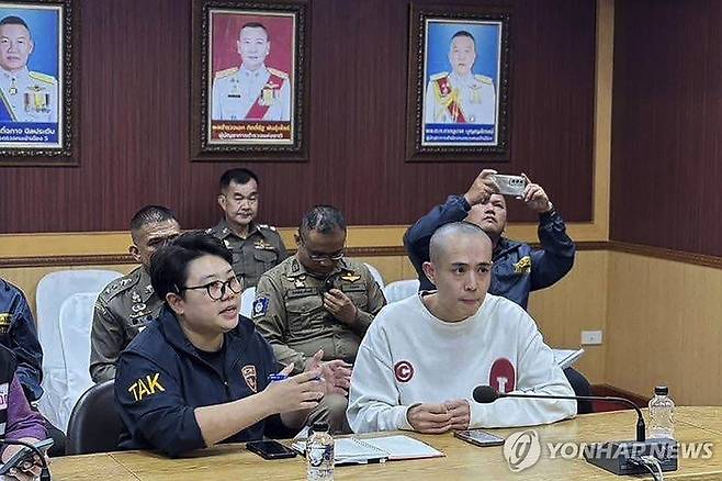 미얀마에서 구출된 중국 배우 왕싱(오른쪽). [사진 출처 = 연합뉴스]