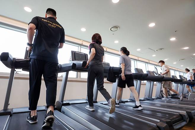 러닝머신을 고강도와 저강도로 반복하는 인터벌 운동이 암세포 증식 억제에 효과적이라는 연구결과가 나왔다. [사진=뉴스1]
