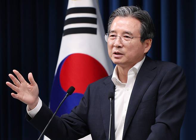 김용범 대통령실 정책실장이 31일 서울 용산 대통령실 청사에서 한미 관세 협상 타결 관련 브리핑 뒤 취재진의 질문에 답하고 있다./2025.7.31. 대통령실사진기자단 김호영기자