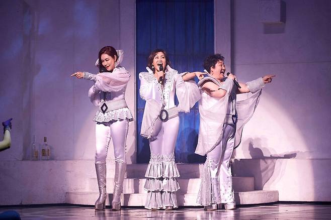 뮤지컬 '맘마미아'에서 타냐(김영주), 도나(신영숙), 로지(박준면·왼쪽부터)가 아바의 노래를 열창하고 있다. 신시컴퍼니