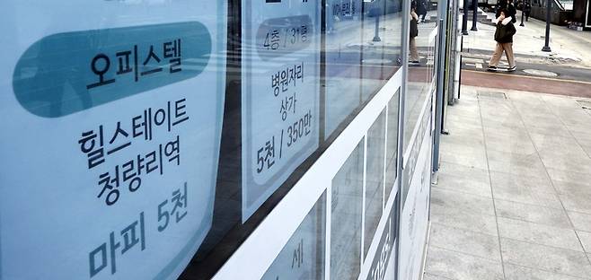 한 부동산에 ‘힐스테이트 청량리 더퍼스트’ 오피스텔 매매 관련 문구가 붙어 있다. [김호영 기자]