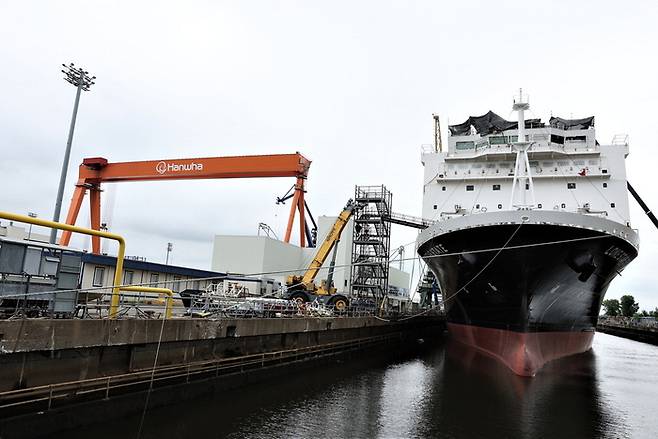 한화오션이 인수한 미국 필라델피아 소재 필리조선소의 도크에서 선박 건조가 진행되고 있는 모습. [사진 = 한화그룹]