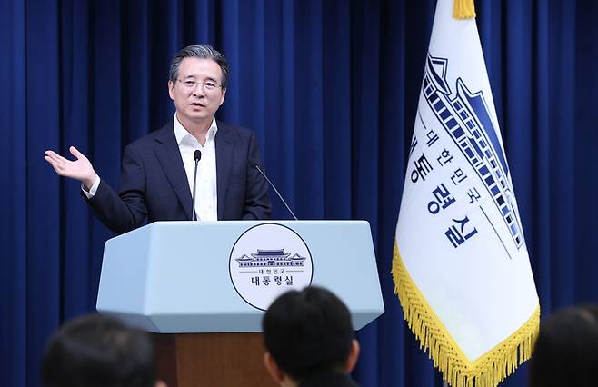 김용범 대통령실 정책실장이 31일 서울 용산 대통령실 청사에서 한미 관세 협상 타결 관련 브리핑 뒤 취재진의 질문에 답하고 있다. [김호영 기자]