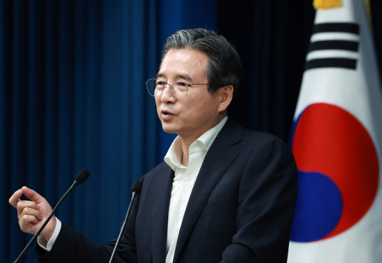 김용범 대통령실 정책실장이 31일 서울 용산 대통령실 청사에서 한미 관세 협상 타결 관련 브리핑 뒤 취재진의 질문에 답하고 있다. (사진=연합뉴스)