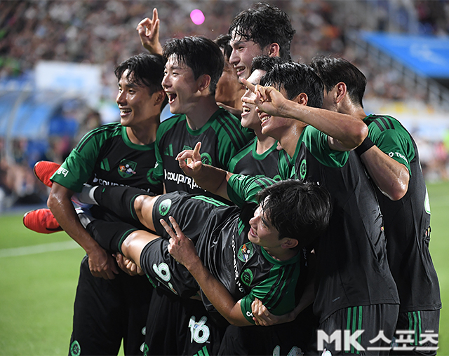 팀 K리그 선수들이 김진규의 득점을 축하해 주고 있다. 사진(수원)=천정환 기자