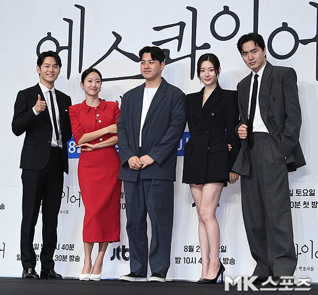 배우 이학주, 전혜빈, 김재홍 감독, 정채연, 이진욱이 포즈를 취하고 있다. 사진=천정환 기자