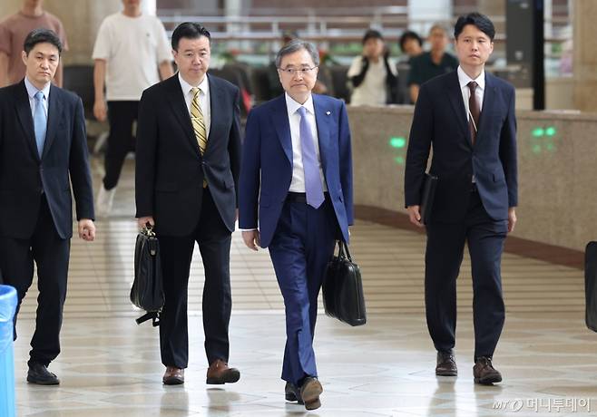 (김포공항=뉴스1) 권현진 기자 = 조현 외교부장관이 29일 오전 김포국제공항을 통해 일본으로 출국하고 있다.  조 장관은 한미 관세 발효를 앞두고 일본을 방문해 이와야 다케시 일본 외무상과 회담을 가질 예정이다. 2025.7.29/뉴스1  Copyright (C) 뉴스1. All rights reserved. 무단 전재 및 재배포,  AI학습 이용 금지.