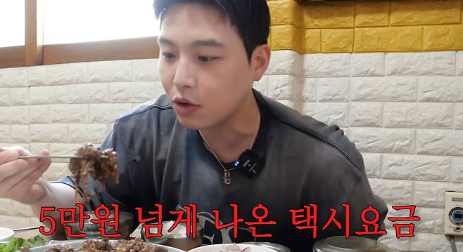 유튜브 채널 웅이를 운영하는 이병웅씨가 울릉도를 여행하며 올린 영상. 택시 기사가 네이게이션 안내와 반대로 운행하면서 예상했던 요금보다 많은 5만원이 나왔다고 설명하고 있다./사진=유튜브 웅이 화면캡쳐