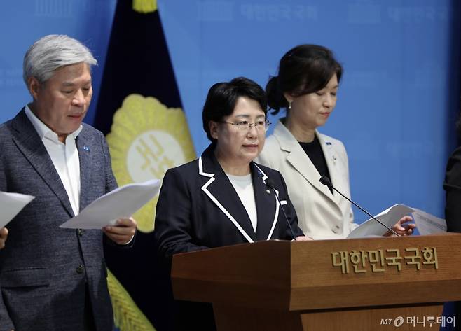 [서울=뉴시스] 김명년 기자 = 김선민 조국혁신당 당대표 권한대행이 16일 오전 서울 여의도 국회 소통관에서 열린 '국민의힘 위헌정당해산심판 청구 진정' 관련 기자회견에서 발언하고 있다. 2025.07.16. kmn@newsis.com /사진=김명년
