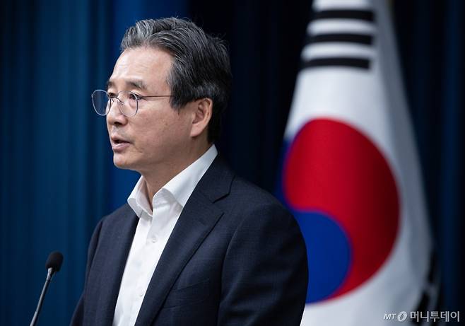 (서울=뉴스1) 이재명 기자 = 김용범 정책실장이 31일 서울 용산 대통령실 청사에서 한미 관세 협상 타결 관련 브리핑을 하고 있다. 2025.7.31/뉴스1  Copyright (C) 뉴스1. All rights reserved. 무단 전재 및 재배포,  AI학습 이용 금지. /사진=(서울=뉴스1) 이재명 기자