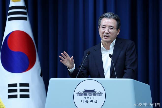 [서울=뉴시스] 고범준 기자 = 김용범 정책실장이 31일 서울 용산 대통령실 청사에서 관세 협상 타결 관련 브리핑을 하며 출입기자 질문에 답하고 있다. 2025.07.31. bjko@newsis.com /사진=고범준