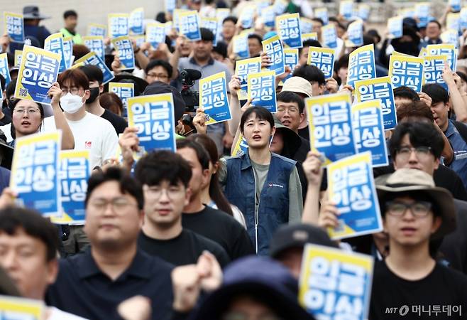 (서울=뉴스1) 김민지 기자 = 전국공무원노동조합 조합원들이 18일 오후 서울 여의도 경복궁 인근에서 열린 공무원 임금인상! 청년공무원 300인 집회에서 손피켓을 들고 공무원 인금 인상을 촉구하고 있다. 2025.7.18/뉴스1 Copyright (C) 뉴스1. All rights reserved. 무단 전재 및 재배포, AI학습 이용 금지. /사진=(서울=뉴스1) 김민지 기자