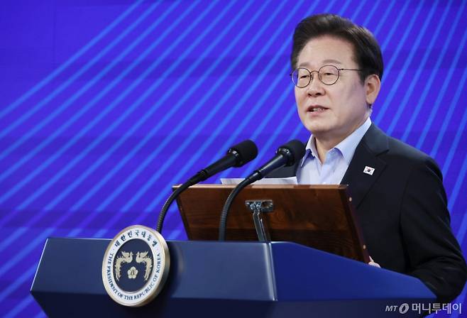 [서울=뉴시스] 최동준 기자 = 이재명 대통령이 31일 서울 종로구 정부서울청사에서 열린 '국민주권시대 공직자의 길' 고위공직자 워크숍에서 특강하고 있다. (대통령실통신사진기자단) 2025.07.31. photocdj@newsis.com /사진=최동준