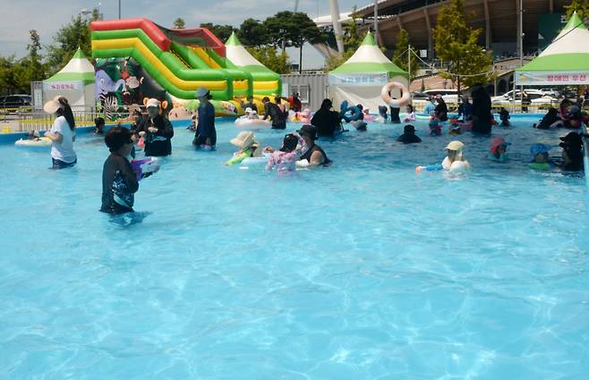 연이은 폭염이 이어지고 있는 31일 전북 전주시 전주월드컵경기장 물놀이장을 찾은 어린이들이 시원하게 물놀이를 즐기고 있다./사진=뉴시스.
