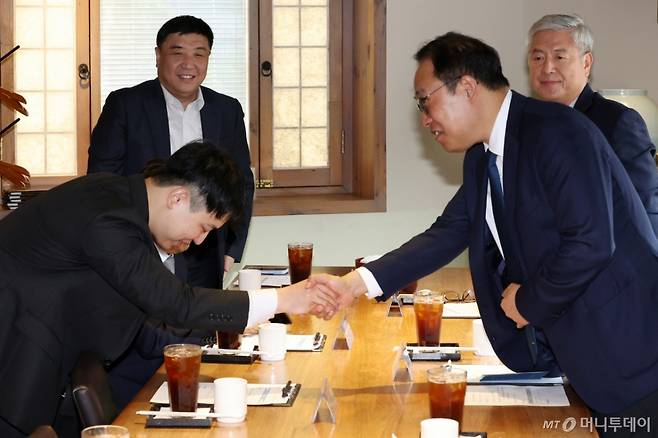 [서울=뉴시스] 조성우 기자 = 31일 오전 서울 중구 달개비에서 열린 수련협의체 제2차 회의에서 김국일(오른쪽) 보건복지부 보건의료정책관과 한성존(왼쪽) 대한전공의협의회 비상대책위원장이 인사를 나누고 있다. 2025.07.31. xconfind@newsis.com /사진=조성우