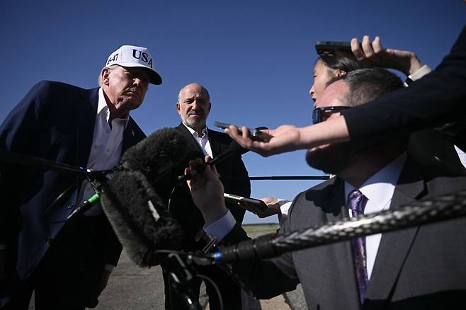 7월6일(현지시간) 미국 뉴저지주 모리스타운에서 도널드 트럼프 미국 대통령(왼쪽)과 하워드 러트닉 미 상무장관이 기자들의 질문에 답하고 있다. /AFPBBNews=뉴스1