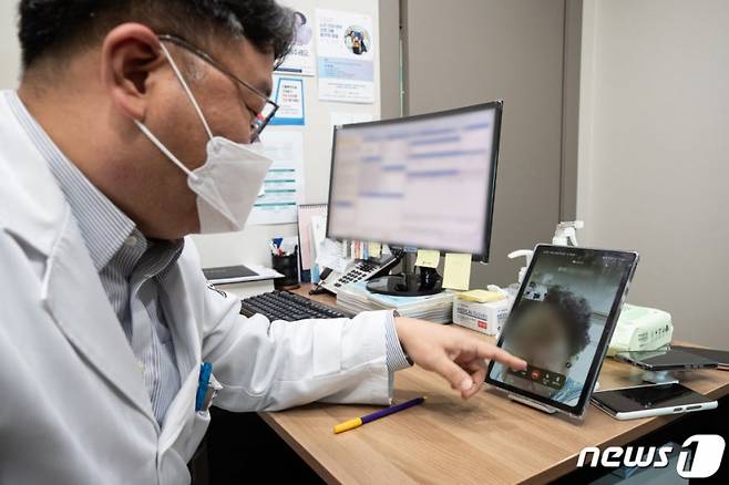 지난해 서울 한 의원에서 비대면 진료 시범사업 관련 비대면 진료 실행과정을 시연하고 있다./사진=뉴스1