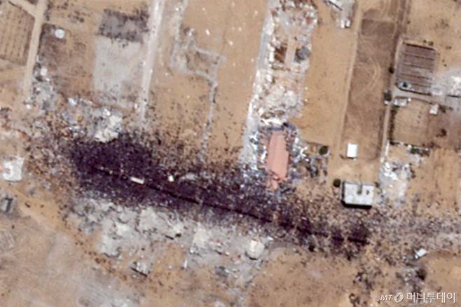 (가자지구 AFP=뉴스1) 강민경 기자 = 2025년 7월 26일 플래닛랩스가 촬영한 이 위성 사진은 미국이 지원하고 이스라엘이 지원한 가자인도주의재단(GHF) 배급소에서 남부 가자 지구 칸 유니스까지 약 1.2㎞ 동남쪽에 위치한 곳에서 트럭 주위와 위에 모여 있는 대규모 인파를 보여준다. 2025.7.26  ⓒ AFP=뉴스1  Copyright (C) 뉴스1. All rights reserved. 무단 전재 및 재배포,  AI학습 이용 금지. /사진=(가자지구 AFP=뉴스1) 강민경 기자