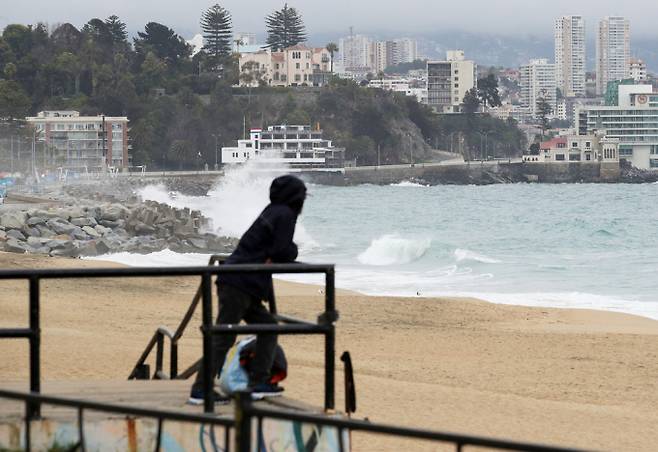 러시아 극동 캄차카반도 인근 해역에서 규모 8.8 강진이 발생해 태평양 연안 국가들이 국민과 관광객 들에게 쓰나미 경보를 내리는 등 긴장속에 하루를 보냈다. 사진은 지난 30일(현지시각) 러시아 극동 캄차카 반도에 지진이 발생한 가운데 칠레 비나 델 마르에서 한 사람이 밀려오는 파도를 바라보고 있는 전경. /사진=로이터