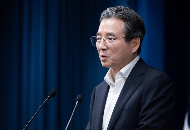 한국과 미국이 한국산 제품에 부과 예정이던 관세를 당초 25%에서 15%로 낮추는 데 합의했다. 사진은 김용범 정책실장이 31일 서울 용산 대통령실 청사에서 한미 관세 협상 타결 관련 브리핑을 하고 있는 모습. /사진=뉴스1