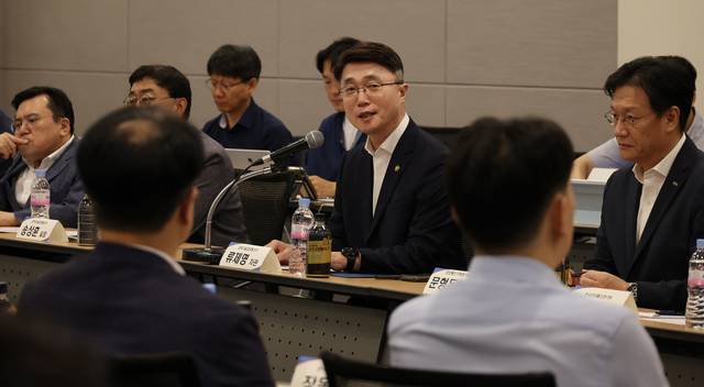 30일 서울 중구 대한상공회의소에서 열린 ‘국내 피지컬 AI 경쟁력 강화’를 위한 피지컬 AI 산학연 간담회에서 주최 측인 류제명(가운데) 과학기술정보통신부 2차관이 인사말을 하고 있다. 연합뉴스