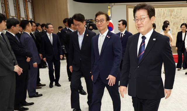이재명 대통령이 28일 용산 대통령실에서 신임 국무위원 및 국세청장 임명장 수여식 후 환담장으로 이동하고 있다. 연합뉴스