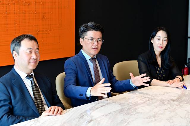 법무법인 율촌 김시목(가운데) 변호사가 이호재(왼쪽) 수석전문위원·추민수 내부통제컨설팅 센터장과 함께 지난 28일 서울 강남구 삼성동 파르나스타워 회의실에서 자금세탁방지팀의 업무에 대해 설명하고 있다.  문호남 기자