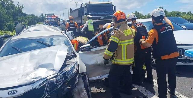 제주 서귀포에서 발생한 연쇄 차량 추돌 사고. 제주소방본부